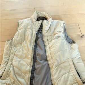 NORTH FACE Women’s creme puffer vest